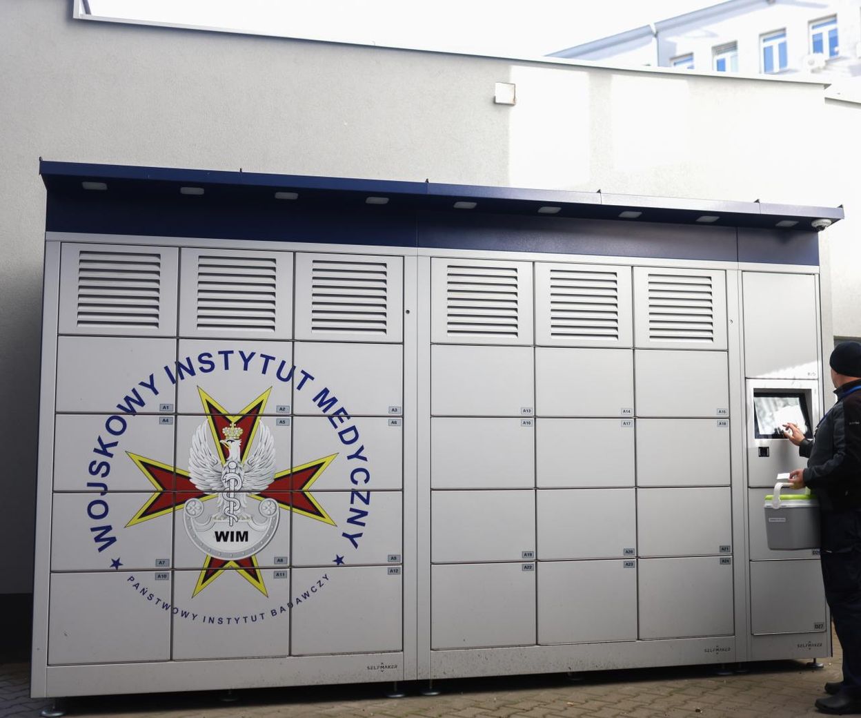 Coolockers WIM z pracownikiem